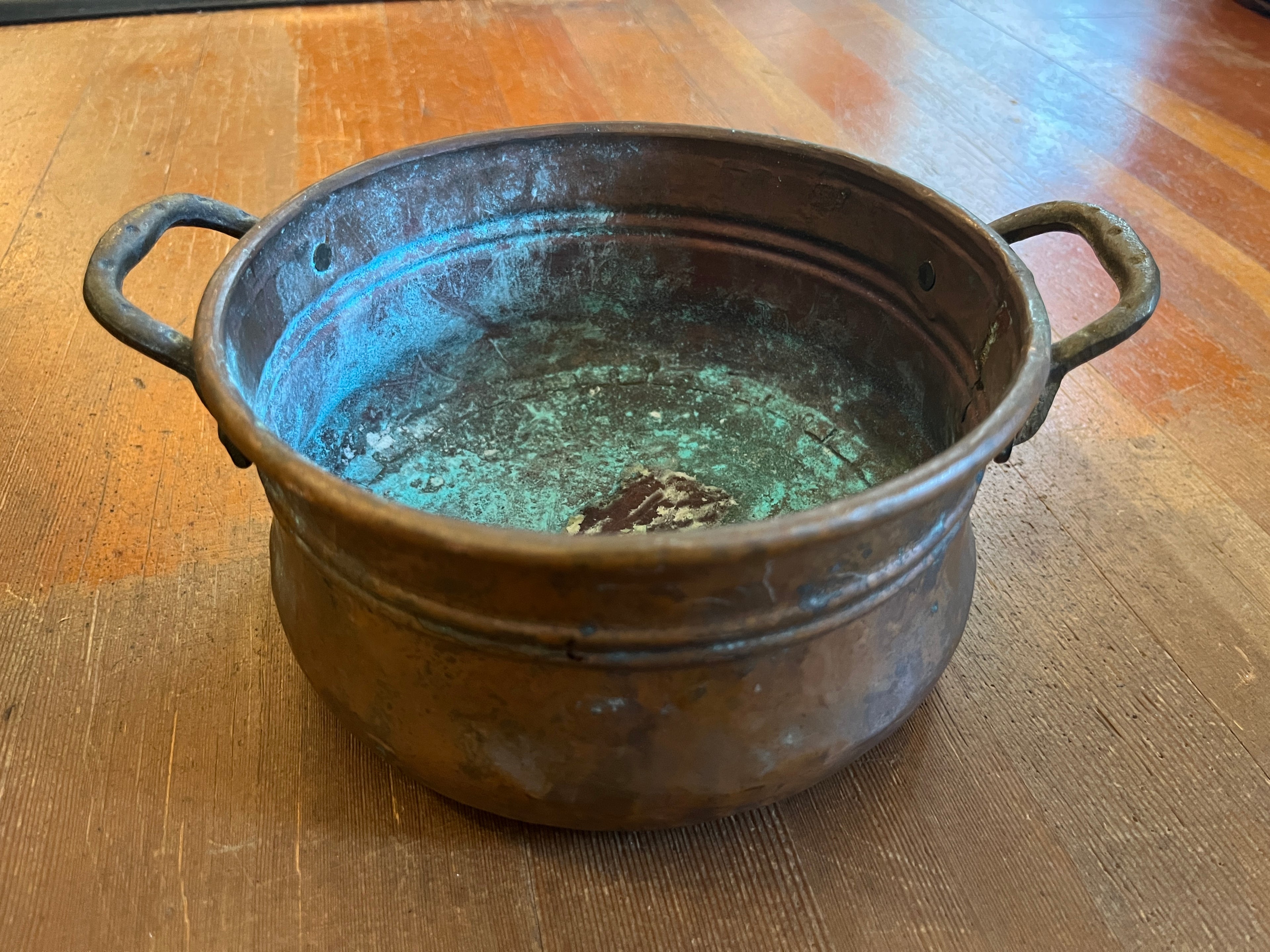 Vintage Hammered Copper Dovetail Pot/ Cauldron