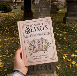 THE BOOK OF SÉANCES: A GUIDE TO DIVINATION AND SPEAKING TO SPIRITS