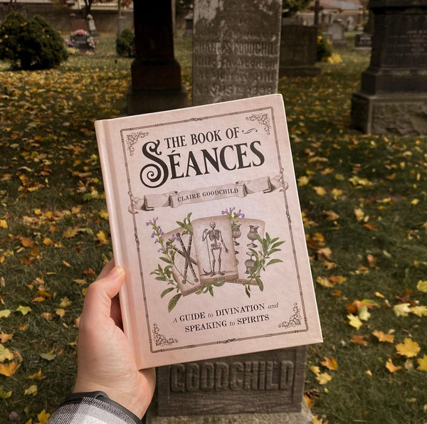 THE BOOK OF SÉANCES: A GUIDE TO DIVINATION AND SPEAKING TO SPIRITS