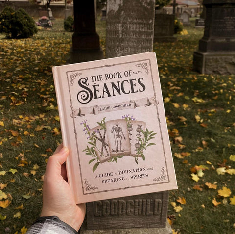 THE BOOK OF SÉANCES: A GUIDE TO DIVINATION AND SPEAKING TO SPIRITS