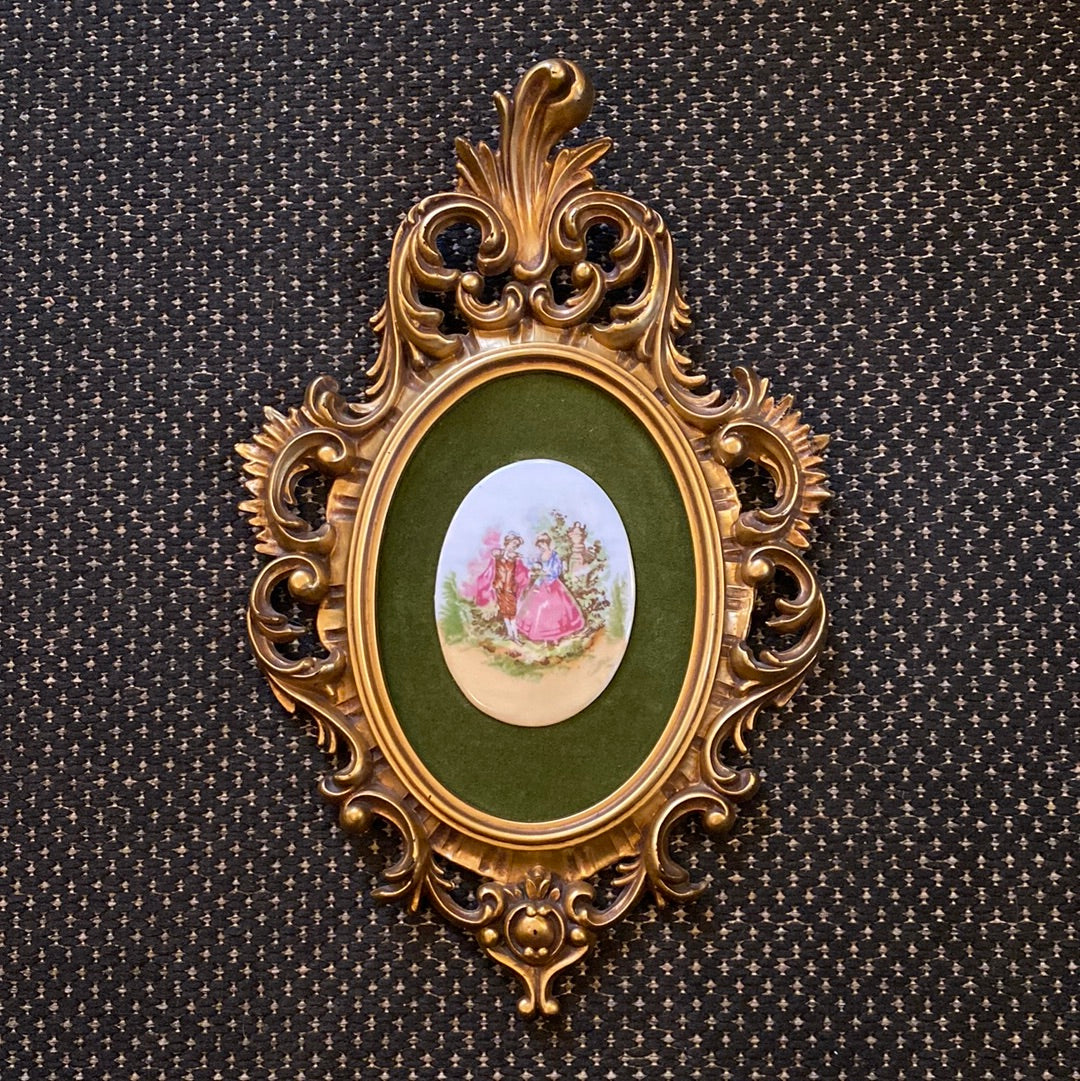 Vintage Ornate Oval Frame w/ Scene of Couple
