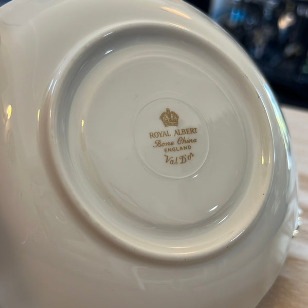 Vintage Royal Albert, Val D'or Tea Cups & Saucers