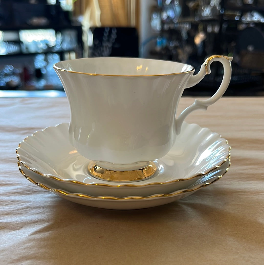 Vintage Royal Albert, Val D'or Tea Cups & Saucers